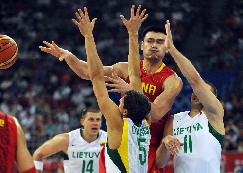 马卡：阿诺德在皇马重现双重性，进攻创造力与防守隐患并存（马卡：阿诺德在皇马攻防两面性凸显，进攻创意十足却埋下防守隐患）