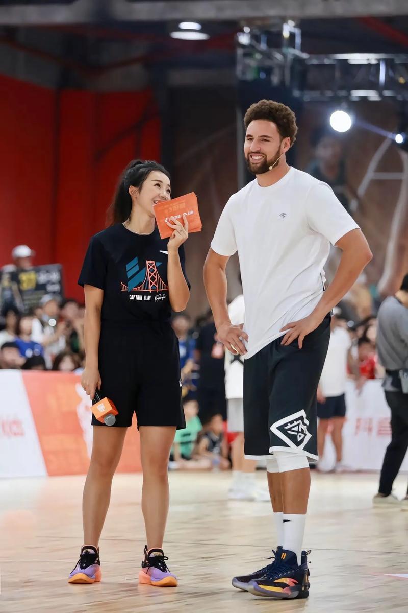 右脚踝囊受伤的基米希随德国队抵达卢森堡，走路仍有不便（基米希带伤随德国队抵达卢森堡，右踝囊受伤行走仍不便）