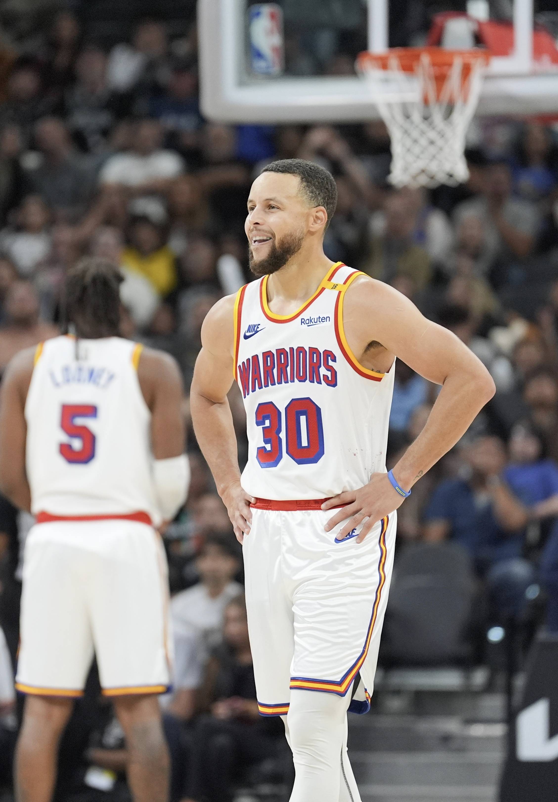 明知阿隆索镇不住巨星，皇马当初为啥还要请他？（既知阿隆索压不住大牌，皇马当时为何仍聘用他？）